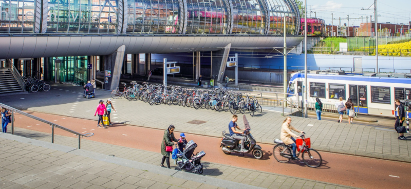 Spoorbrug, tram en fietsers max crop