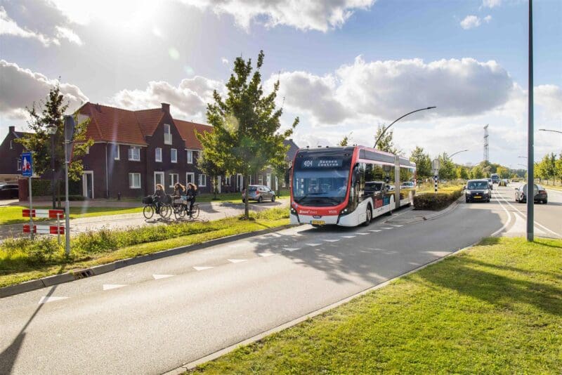 Landelijke woonwijk met bus