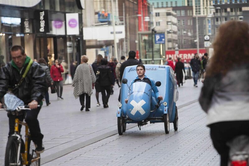Fietskoerier in stad
